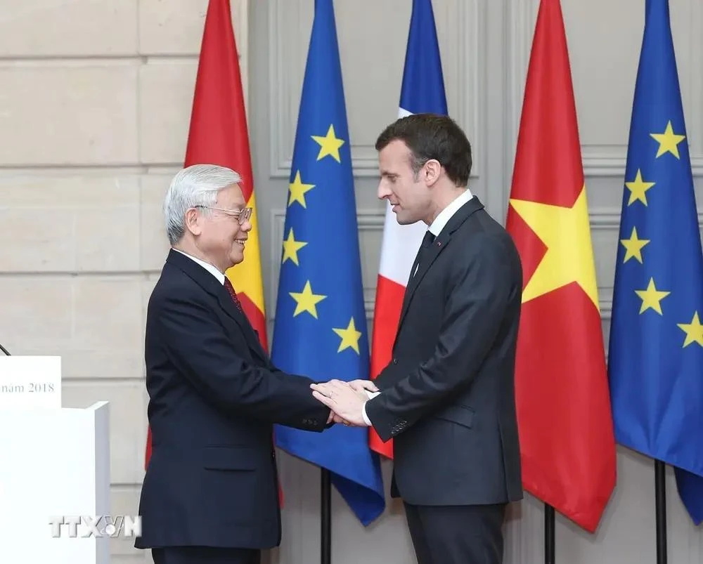 General Secretary of the Communist Party of Vietnam Central Committee Nguyen Phu Trong (L) and French President Emmanuel Macron in the former's official visit to France in 2018. (Photo: VNA). 