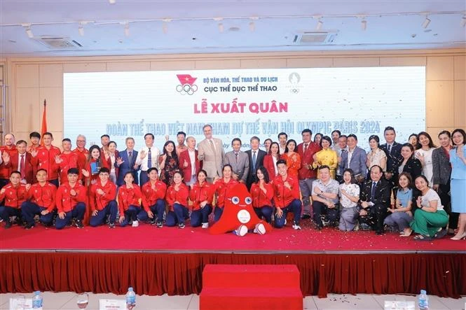 The Vietnamese sporting delegation and delegates at the send-off ceremony in Hanoi on July 17. (Photo: VNA)