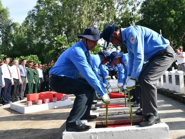 At the reburial cerremony in An Giang (Photo: VNA)