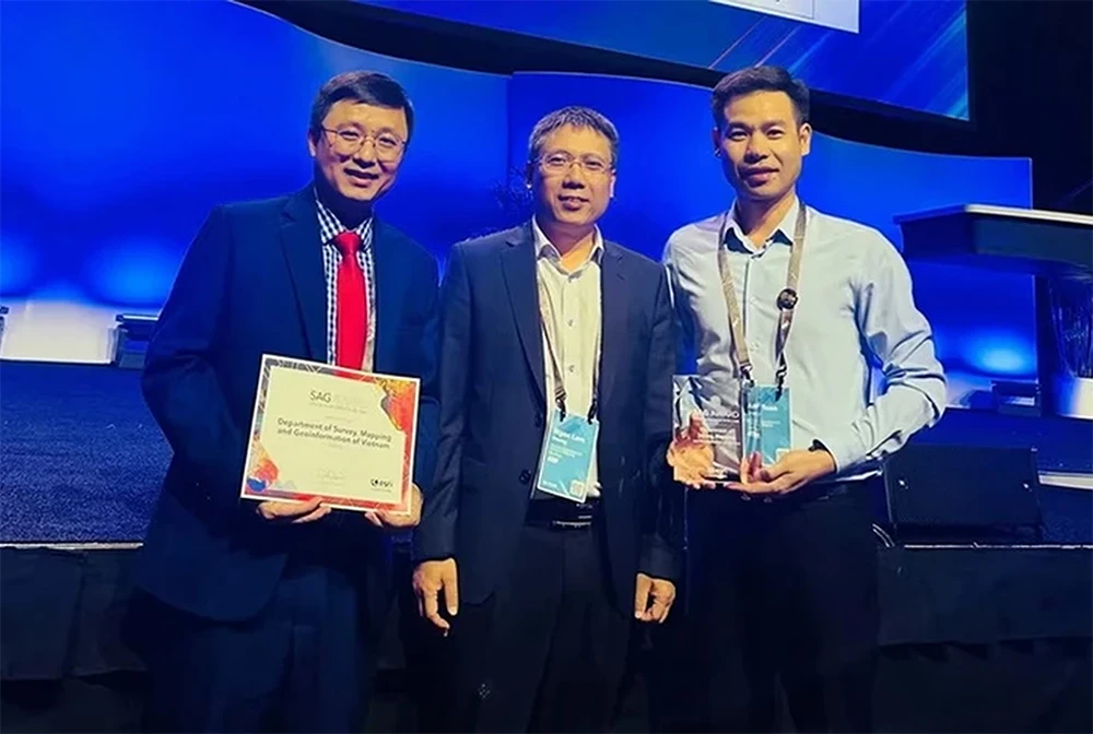 Representatives of the Department of Survey, Mapping and Geographic Information Vietnam receive the award (Photo: Ministry of Natural Resources and Environment)