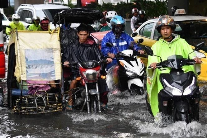 Floods make many roads in the Philippine capital Manila capital region impassable (Getty Images/VNA)