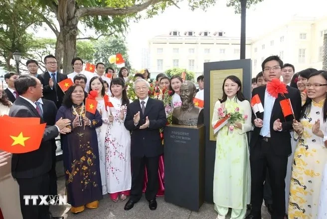 General Secretary Nguyen Phu Trong and delegates sing a song about President Ho Chi Minh at the flower offering ceremony at the President Ho Chi Minh Monument on the grounds of the Asian Civilizations Museum in Singapore on September 12, 2012 (Photo: VNA)