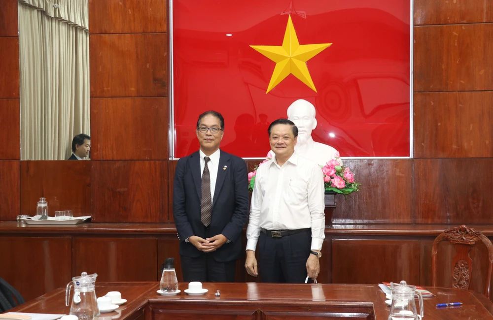 Vice Chairman of Can Tho People’s Committee Duong Tan Hien (right) and Watatu Sudou, Vice President for International Cooperation of Fujitsu Limited, (Photo: VNA)