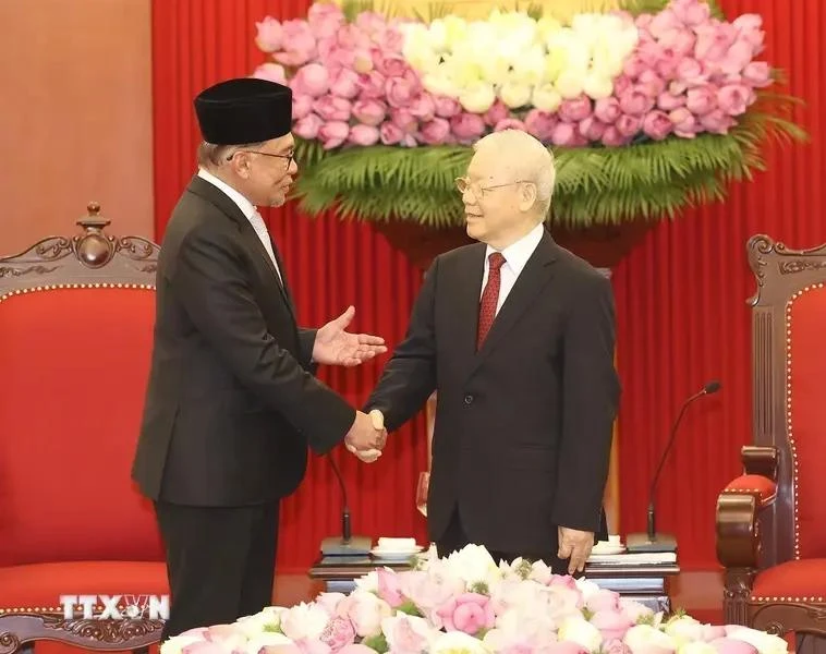 General Secretary Nguyen Phu Trong (right) receives Malaysian Prime Minister Anwar Ibrahim in Hanoi in July 2023. (Photo: VNA) 