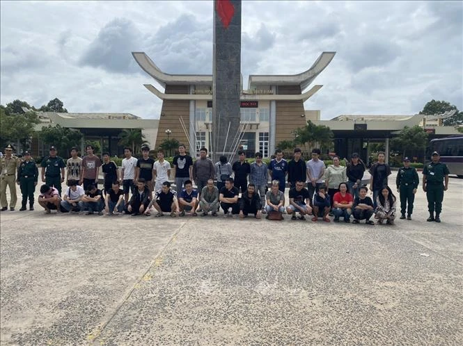 Border guards of the Moc Bai International Border Gate Post have coordinated with the police of Tay Ninh, Dak Lak, An Giang, Bac Lieu, and Thanh Hoa provinces to receive 39 Vietnamese citizens from Cambodian authorities. (Photo: VNA)