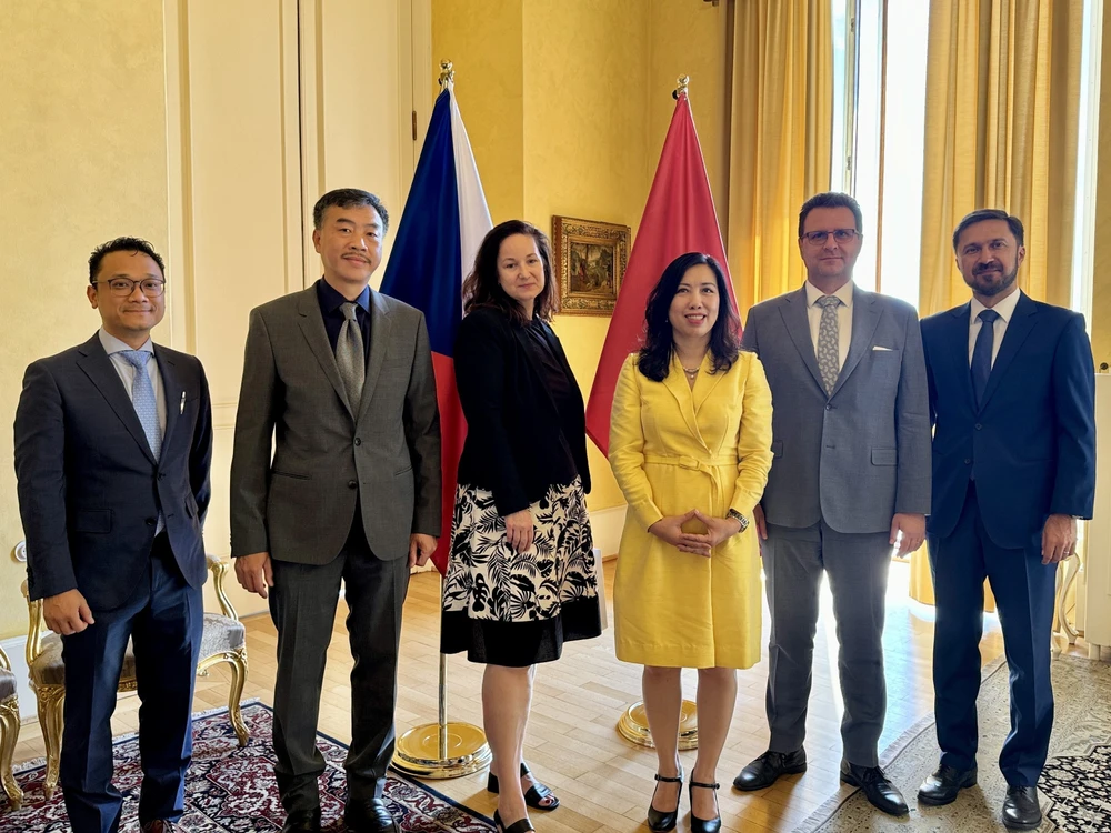 Deputy Minister of Foreign Affairs Le Thi Thu Hang ( third, from right) and Katerina Sequensova, Director General of Section of Non-European Countries, Economic and Development Cooperation at the Ministry of Foreign Affairs (third, from left). (Photo: VNA)