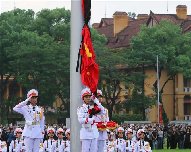 The national flag is flown half-mast at Ba Dinh Square in Hanoi at 6am on July 25, marking the start of the national mourning for Party General Secretary Nguyen Phu Trong which will last from July 25-26. (Photo: VNA)