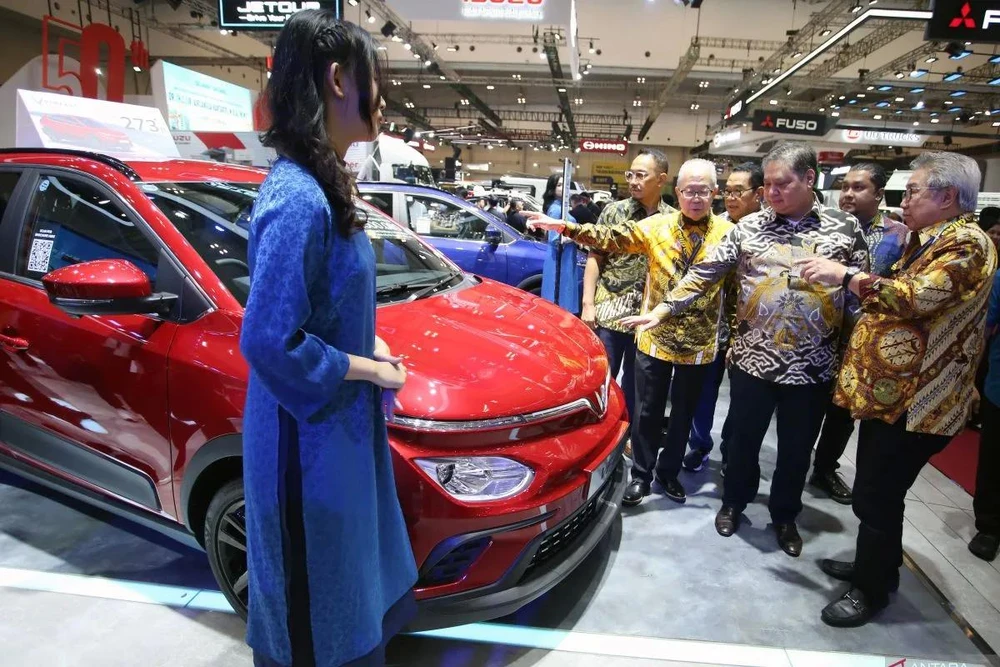 Coordinating Minister for Economic Affairs Airlangga Hartarto (second from left) looks at an electric vehicle at the 2024 Gaikindo Indonesia International Auto Show (GIIAS) in Tangerang, Banten, on July 24. (Photo: antaranews.com) 