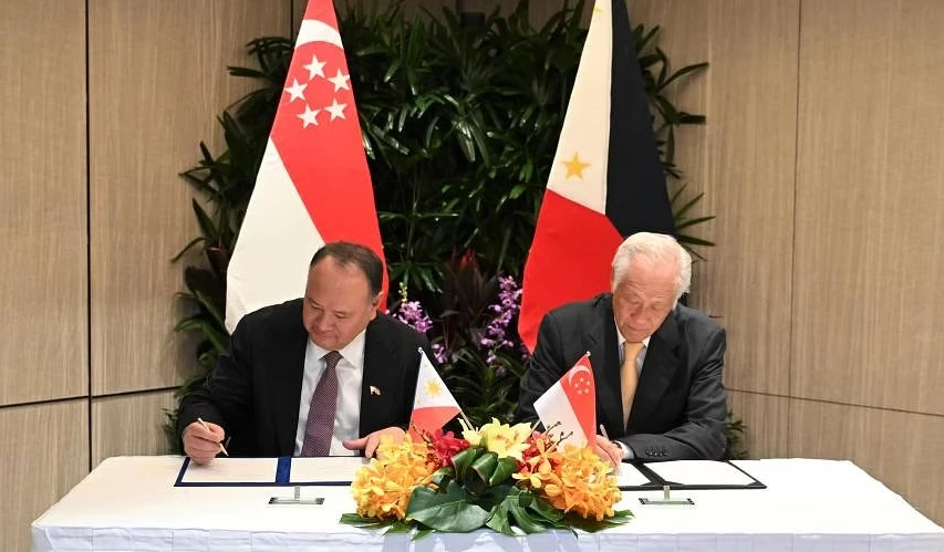 Singaporean Defence Minister Ng Eng Hen (right) and Philippine Secretary of National Defense Gilberto Teodoro Jr. signing the memorandum of understanding on July 24. (Photo: MINDEF) 