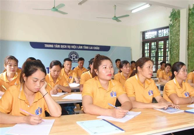 Workers learn Korean at the Employment Service Centre in the northern mountainous province of Lai Chau before going to the RoK. (Photo: VNA)