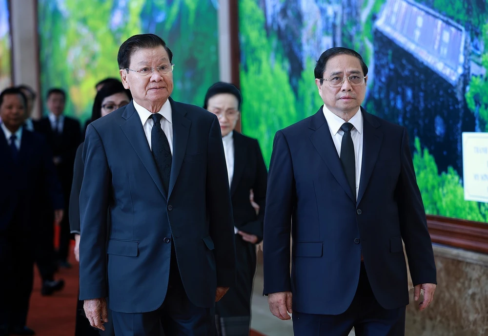 Prime Minister Pham Minh Chinh (right) and General Secretary of the Lao People's Revolutionary Party (LPRP) and President of Laos Thongloun Sisoulith (Photo: VNA)