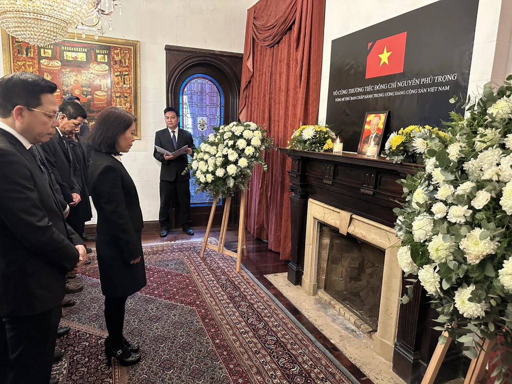 At the remembrance ceremony for Party General Secretary Nguyen Phu Trong held at the Vietnamese Embassy in Argentina. (Photo: VNA)