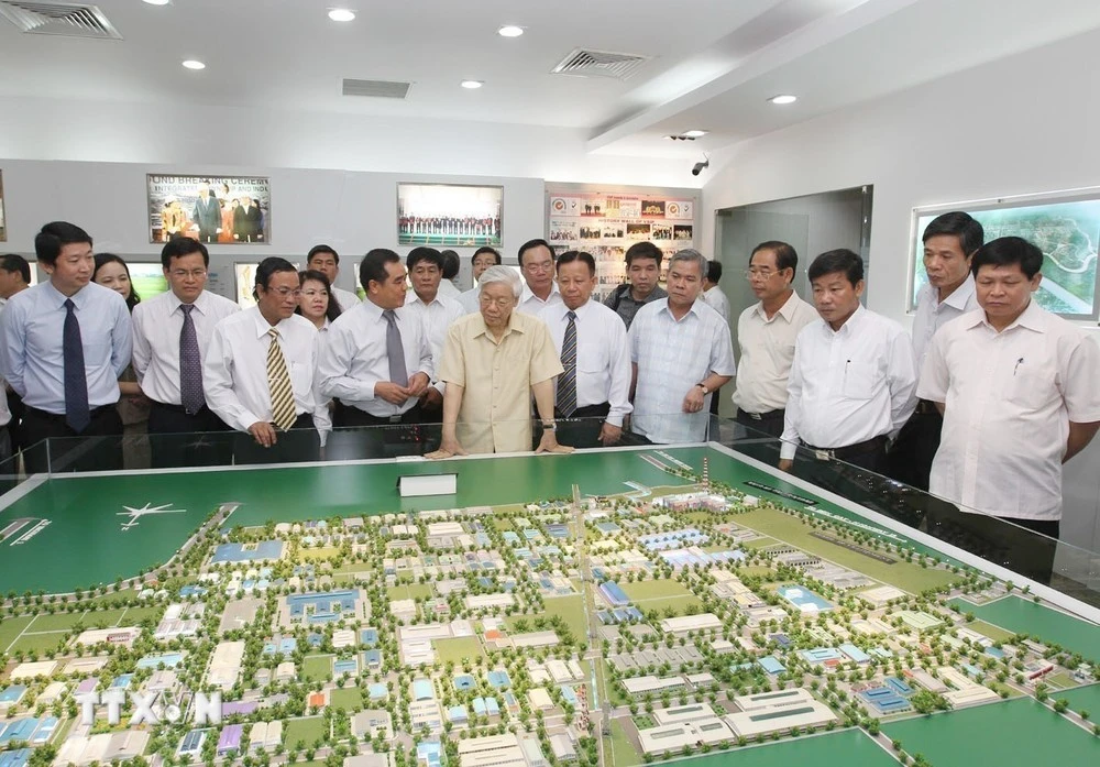 Party General Secretary Nguyen Phu Trong visits the Vietnam-Singapore Industrial Park I (VSIP I) in Binh Duong province on April 13, 2013. (Photo: VNA)"