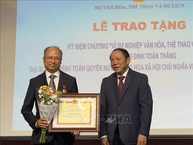 Vietnamese Ambassador to France Dinh Toan Thang (L) at the insignia awarding ceremony (Photo: VNA)