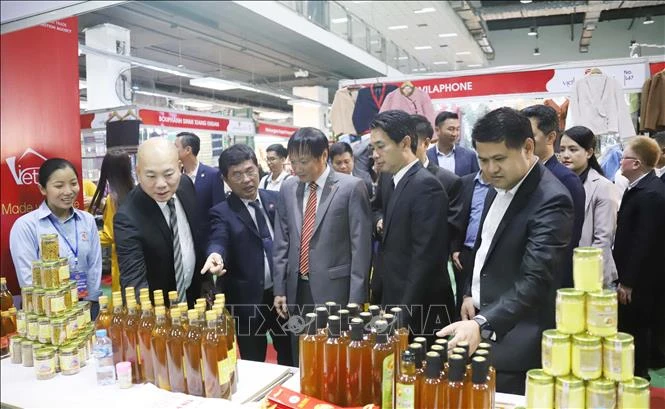 Vietnamese Ambassador to Laos Nguyen Ba Hung (3rd from right) visits a stall at the VIETLAO EXPO 2024 (Photo: VNA)