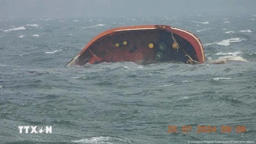 the capsized MT Terra Nova oil tanker off Manila Bay on July 25 (Photo: MSN/VNA)