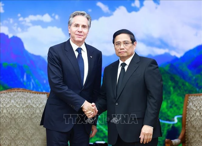 Prime Minister Pham Minh Chinh (R) receives US Secretary of State Antony Blinken in Hanoi on July 27 evening. (Photo: VNA)