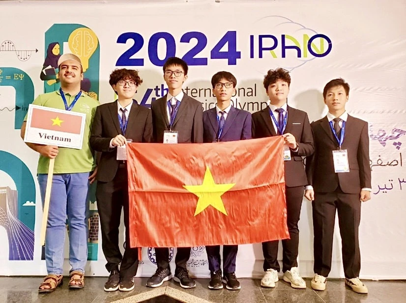 Vietnamese students win two gold and three silver medals at the 2024 International Physics Olympiad. (Photo: VNA)