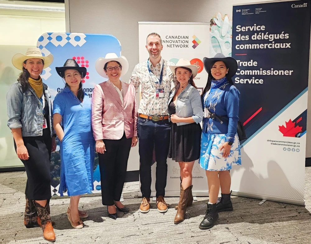 Vietnamese Trade Counsellor Tran Thu Quynh (second from left) poses for a photo with representatives of Alberta departments after a dialogue on Vietnamese agriculture. (Photo: VNA)