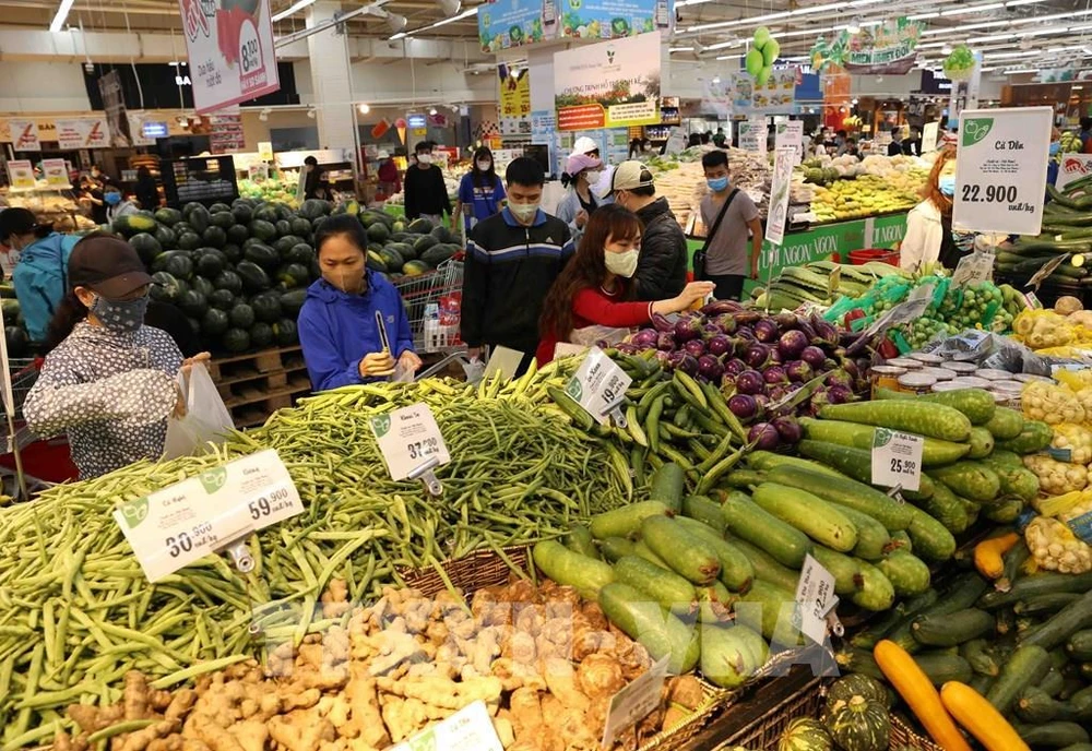 Vietnam’s consumer price index in the January – July period inches up 4.12%. (Photo: VNA)