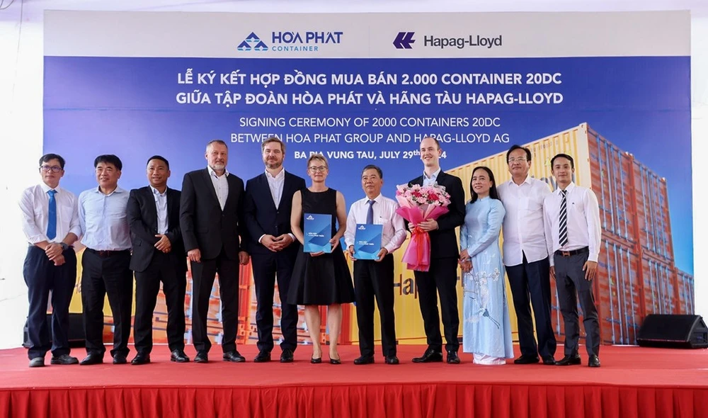 Steel giant Hoa Phat Group signs a contract to supply 2,000 20DC containers to Hapag-Lloyd - the largest container shipping company in Germany on July 29 (Photo: VNA)