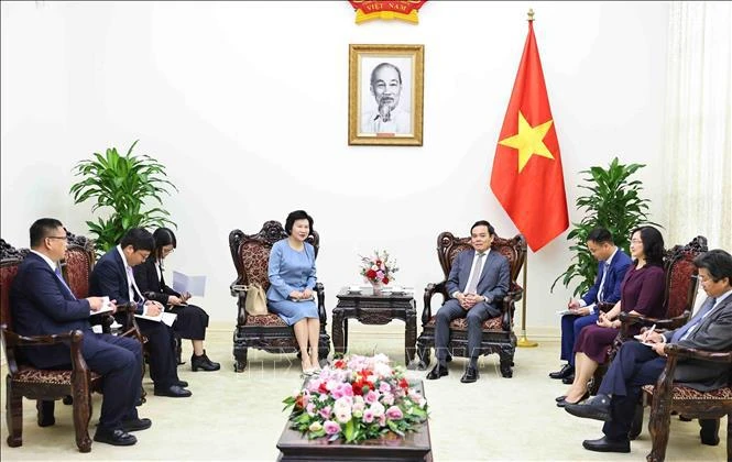 Deputy Prime Minister Tran Luu Quang (right, centre)) receives Chairwoman of Sailun Group and the Sailun Vietnam Ltd Company Liu Yanhua in Hanoi on July 29. (Photo: VNA)