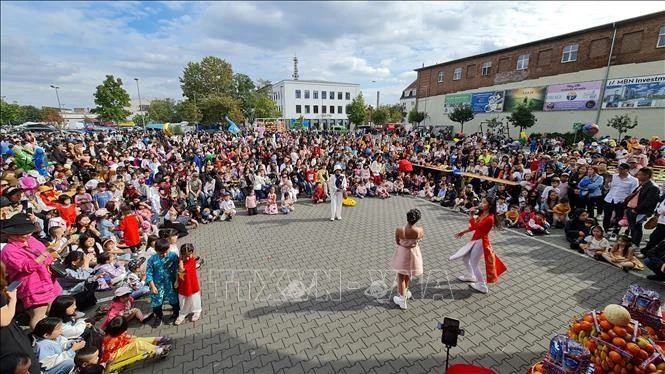 An event held as part of the “Song o Berlin (Living in Berlin)” festival at the Dong Xuan shopping centre in Berlin (Photo: VNA)