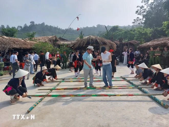 Travellers experience traditional dances at a community-based tourism site in Ba Vi district of Hanoi (Photo: VNA)