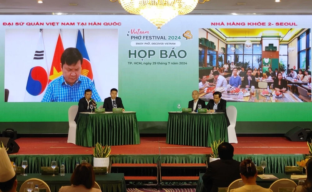 Representatives from Tuoi tre newspaper and Saigontourist Group at the press conference to announce the Vietnam Pho Festival 2024. (Photo: VNA)