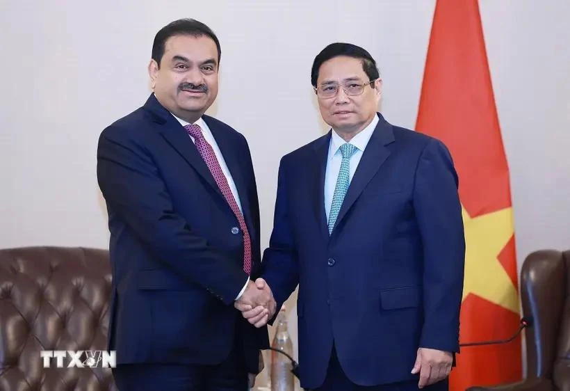 Prime Minister Pham Minh Chinh (right) and Gautam Adani, Chairman and Founder of Adani Group, at their meeting in New Delhi on July 31. (Photo: VNA)