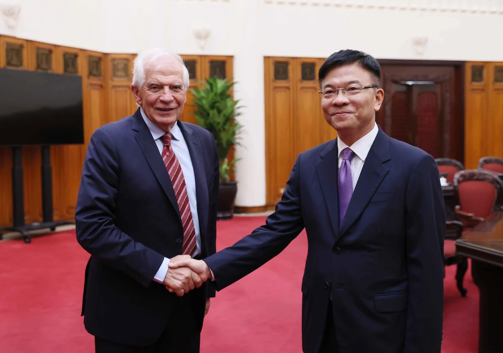 Deputy Prime Minister Le Thanh Long (R) receives EC Vice President Josep Borrell Fontelles (Photo: VNA)