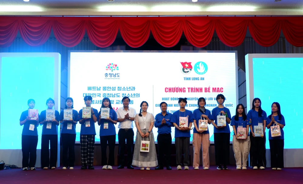 Representative of Long An province present souvenirs to the volunteer group of the Republic of Korea’s Chungcheong Nam province (Photo: VNA)