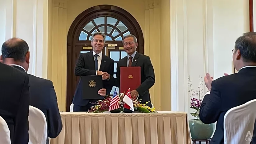 US Secretary of State Antony Blinken (left) and Singaporean Minister for Foreign Affairs Vivian Balakrishnan ink the deal on July 31. (Photo: CNA)