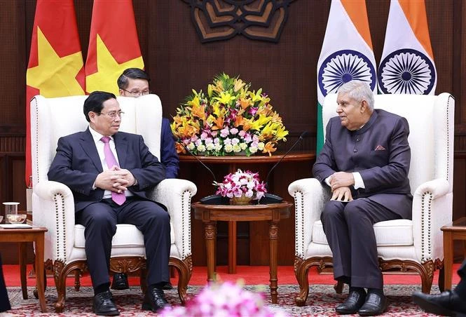 Prime Minister Pham Minh Chinh meets Vice President and Chairman of the Indian Upper House (Rajya Sabha) Jagdeep Dhankhar in New Delhi on August 1. (Photo: VNA)