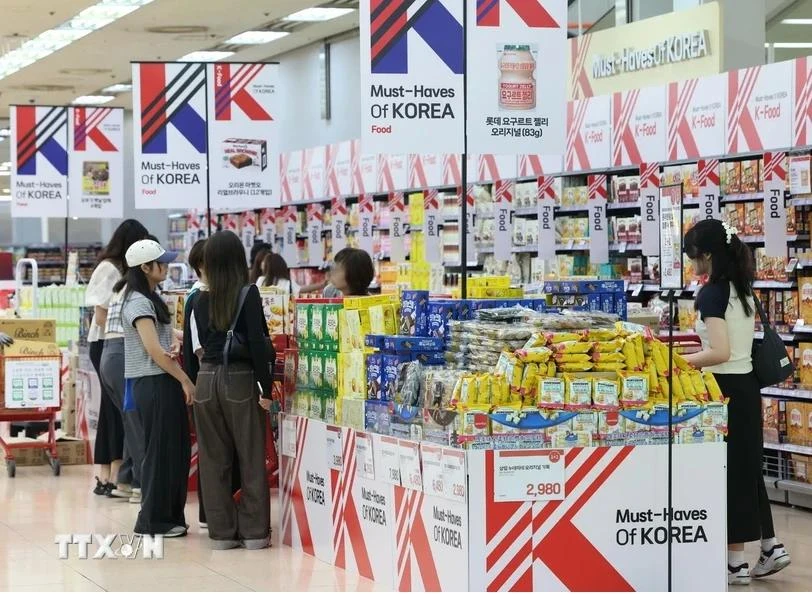 Shoppers at a Lotte Mart in Seoul. (Photo: Yonhap/VNA) 