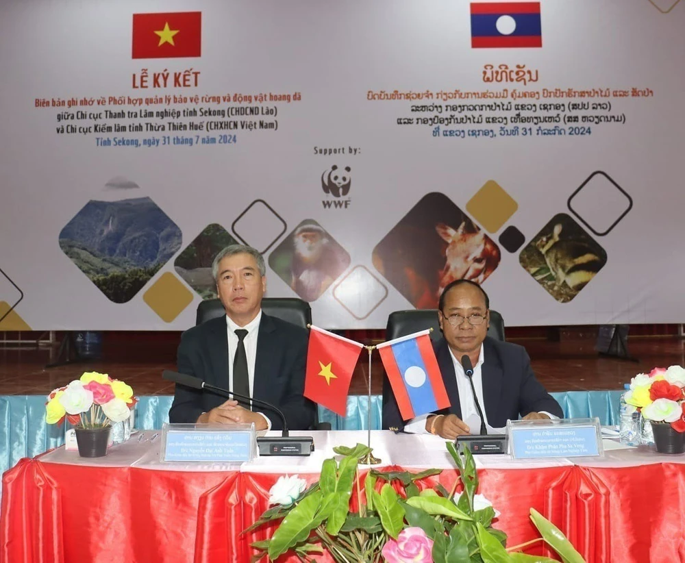 At the signing ceremony of the cooperation deal between the forest protection bodies of Vietnam’s central province of Thua Thien - Hue and Laos’ southern province of Sekong. (Photo: VNA)