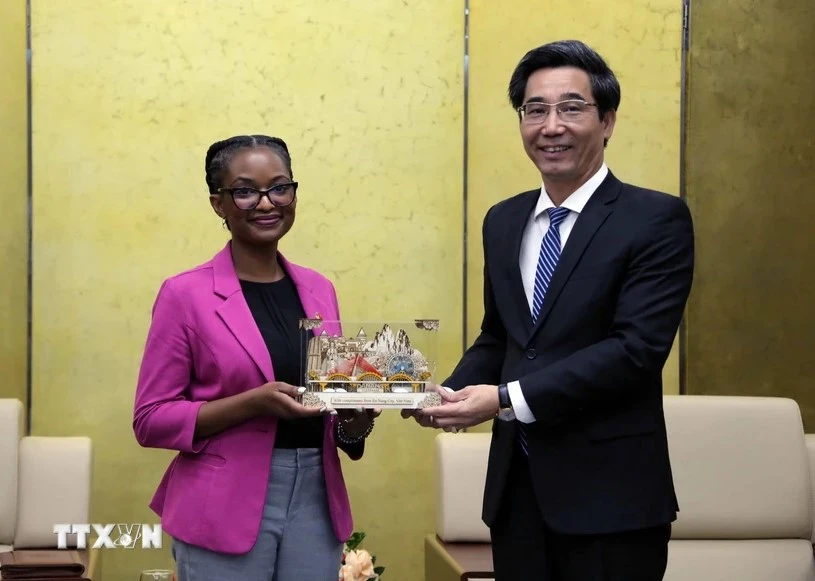 Tran Chi Cuong, Vice Chairman of Da Nang People's Committee (R) and Principal Deputy Assistant Secretary for the Bureau of International Narcotics and Law Enforcement Affairs at the US Department of State Shelby Smith-Wilson, Da Nang, August 1 (Photo: VNA)