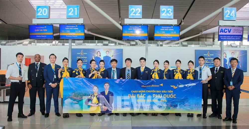 At the ceremony marking the launch of the inaugural flight on Vietravel Airlines' Taipei-Phu Quoc route. (Photo: VNA)