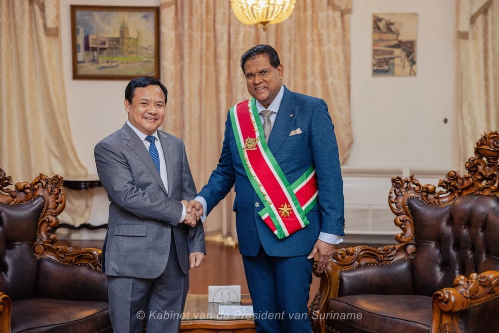 Vietnamese Ambassador to Brazil and Suriname Bui Van Nghi (L) and Surinamese President Chandrikapersad Santokhi (Source: Vietnamese Embassy in Brazil)