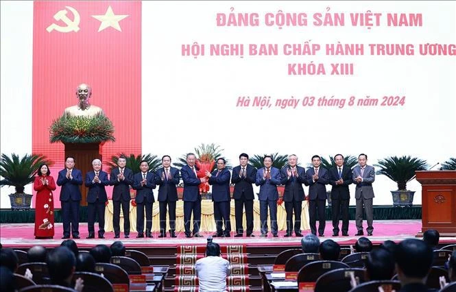 Politburo member and Prime Minister Pham Minh Chinh (seventh from right), on behalf of key leaders of the Party and State, presents flowers to congratulate President To Lam on being elected as General Secretary of the 13th Communist Party of Vietnam Central Committee (Photo: VNA).