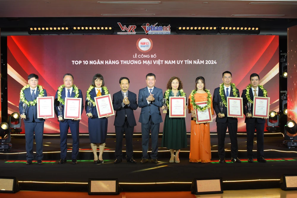 Top 10 prestigious companies in the banking, insurance, technology, and high-tech agriculture sectors in 2024 receive awards (Photo: vietnamnet.vn)