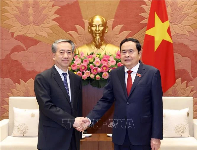 National Assembly Chairman Tran Thanh Man (R) receives Chinese Ambassador Xiong Bo in Hanoi on August 5. (Photo: VNA)