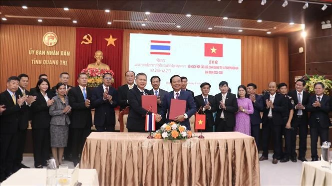 An overview of the signing cooperation plan for the 2025-2030 period between the central province of Quang Tri and Thailand’s Mukdahan province (Photo: VNA)