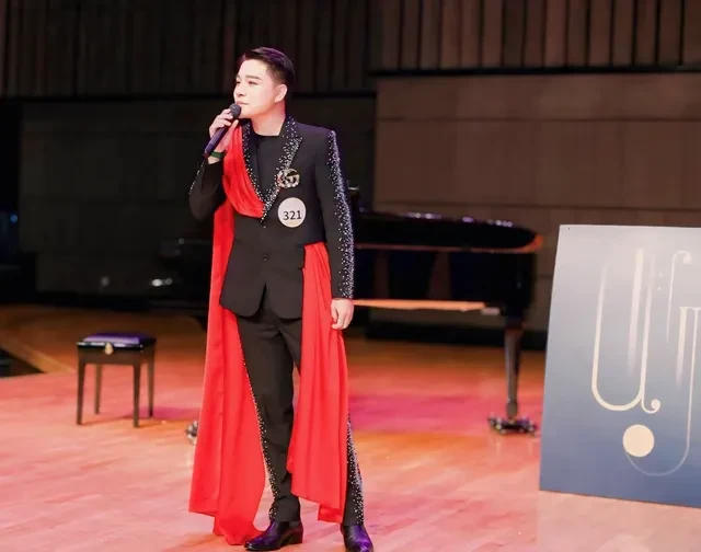 Singer Tran Tung Anh performs at Qingyin Award - Youth Music Festival 2024 in China. (Photo: vtv.vn)