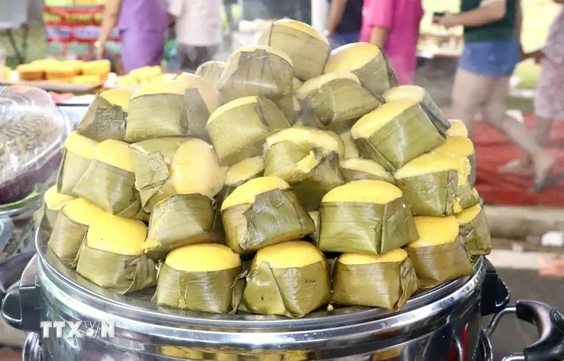 banh bo thot not (palmyra palm rice cake), a specialty of An Giang province, is sold at the festival. (Photo: VNA)