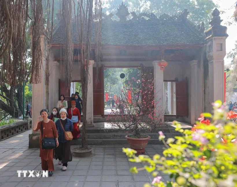 Many people visit Voi Phuc Temple on the third day of the Lunar New Year. (Photo: VNA)