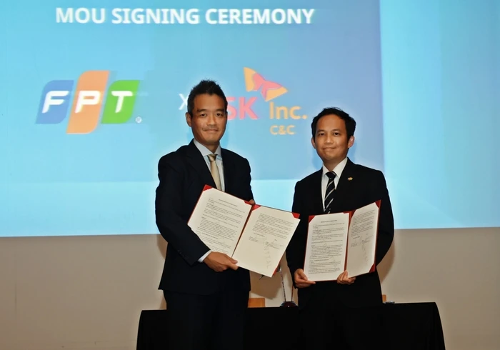 Kim Min-hyuk (left), head of SK C&C's global business, and Tran Deuk Chi-kwang, vice president of FPTIS, sign a business agreement at the "2024 Vietnam-Korea Digital Forum" held at Nuri Dream Square in Mapo-gu, Seoul. (Photo: fpt-is.com)