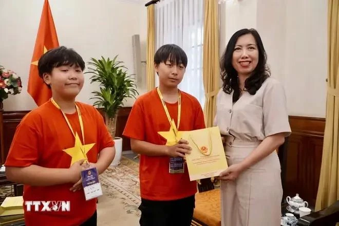 Deputy Minister of Foreign Affairs Le Thi Thu Hang (R) presents gifts to OV children from the RoK (Photo: VNA)