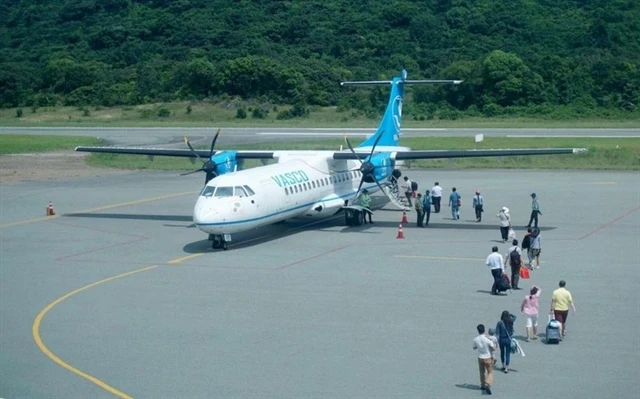 A plane picks up passengers at the Con Dao Airport (Photo: VNA)