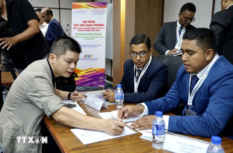 Vietnamese, Bangladeshi entrepreneurs discuss cooperation at the conference (Photo: VNA)